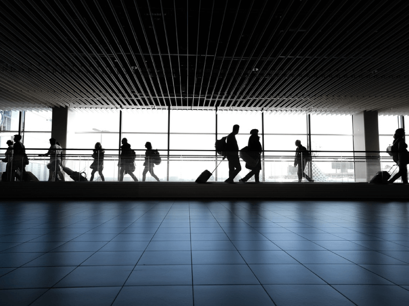 空港にいる人々